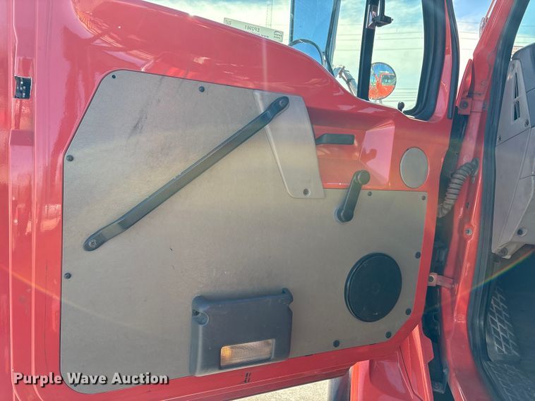 image for item EP2961 2005 Sterling L9500 flatbed truck