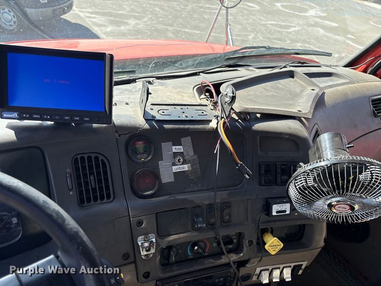 image for item EP2961 2005 Sterling L9500 flatbed truck