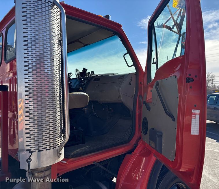 image for item EP2961 2005 Sterling L9500 flatbed truck