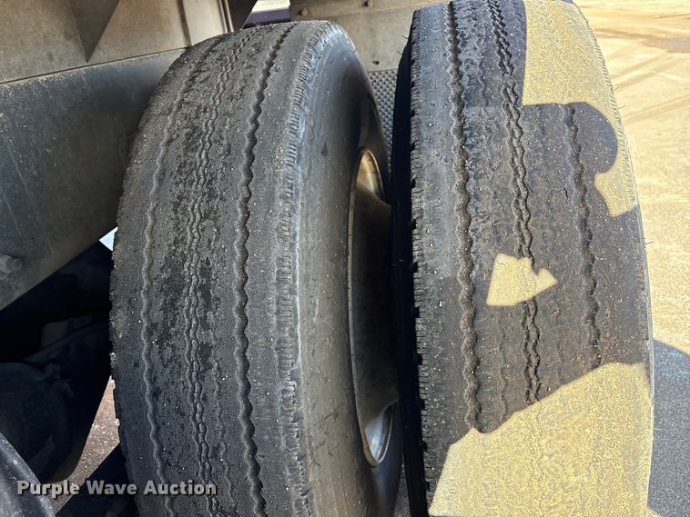 image for item EP2961 2005 Sterling L9500 flatbed truck