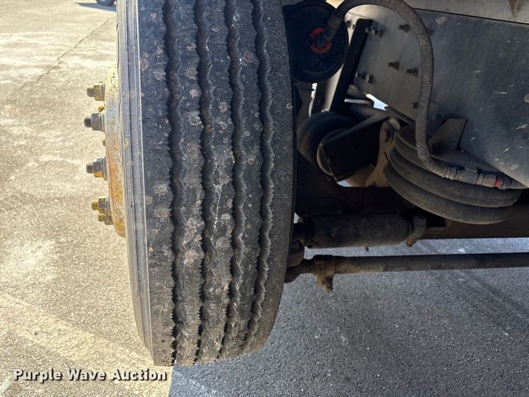 image for item EP2961 2005 Sterling L9500 flatbed truck