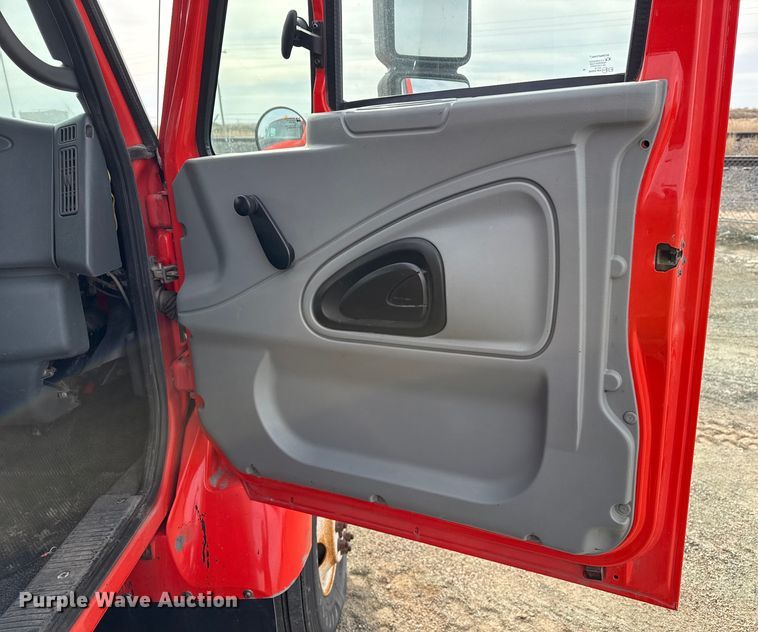 image for item EP2976 2007 International 7400 dump truck