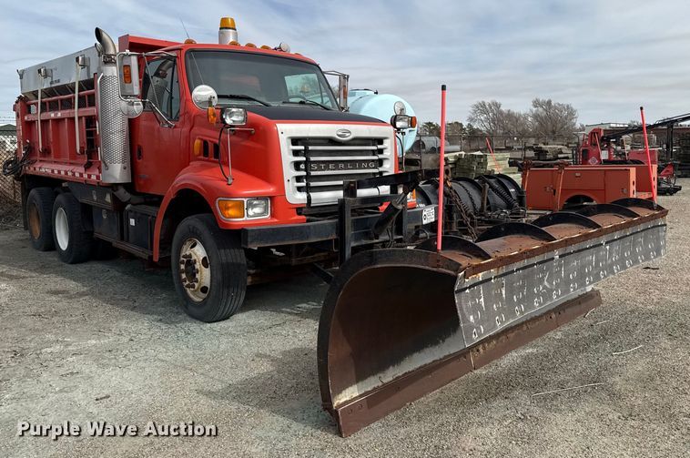 image for item EP2977 2003 Sterling 7500 dump truck
