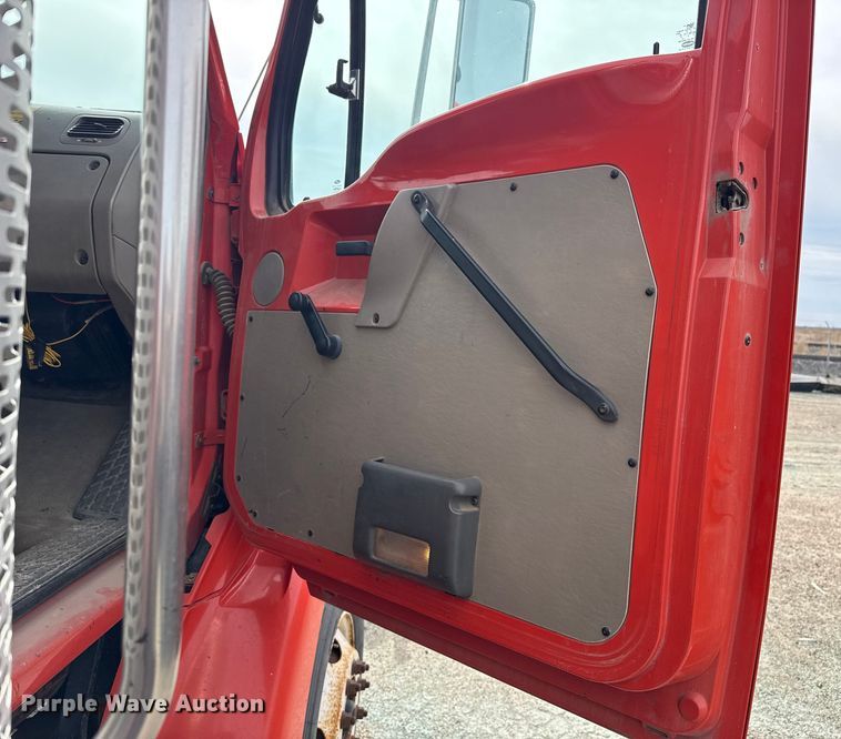 image for item EP2977 2003 Sterling 7500 dump truck