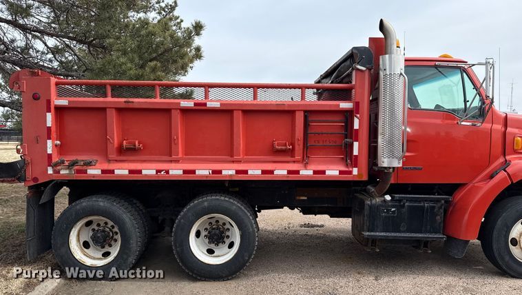 image for item EP2983 2003 Sterling 7500 dump truck