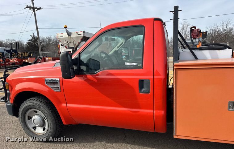 image for item ER2426 2009 Ford F250 Super Duty utility bed pickup truck