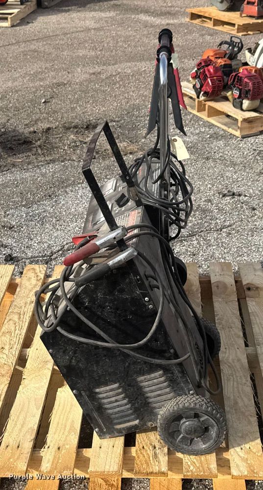 image for item ET1523 (2) battery chargers