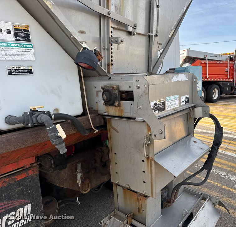 image for item FB0755 2005 International 7400 dump truck