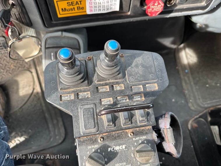 image for item FB0756 2007 International 7400 dump truck