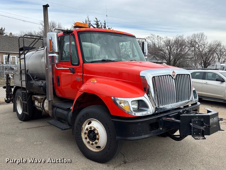 image for item FB0780 2007 International 7300 oil distributor truck