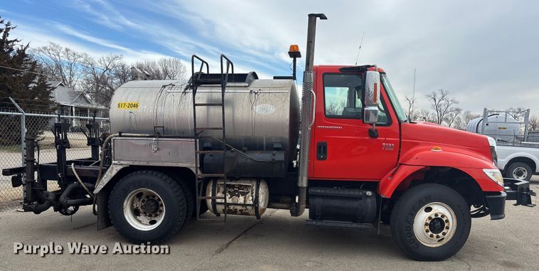 image for item FB0780 2007 International 7300 oil distributor truck