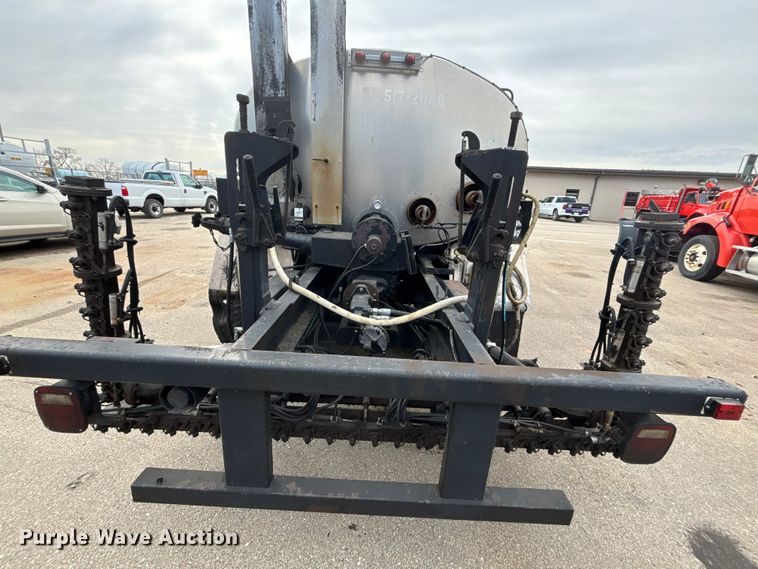 image for item FB0780 2007 International 7300 oil distributor truck