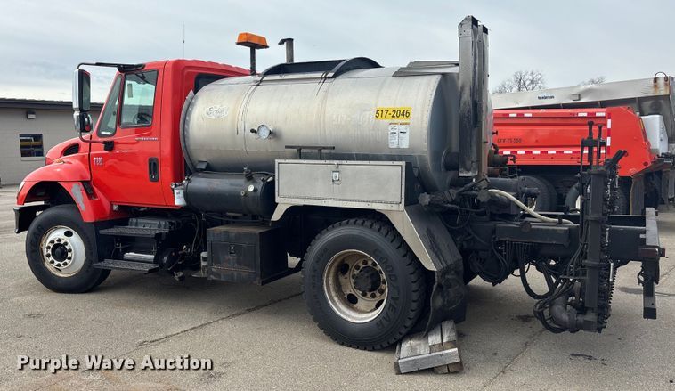 image for item FB0780 2007 International 7300 oil distributor truck