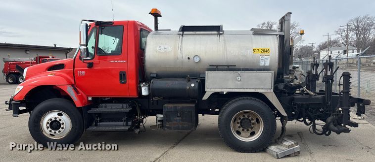 image for item FB0780 2007 International 7300 oil distributor truck