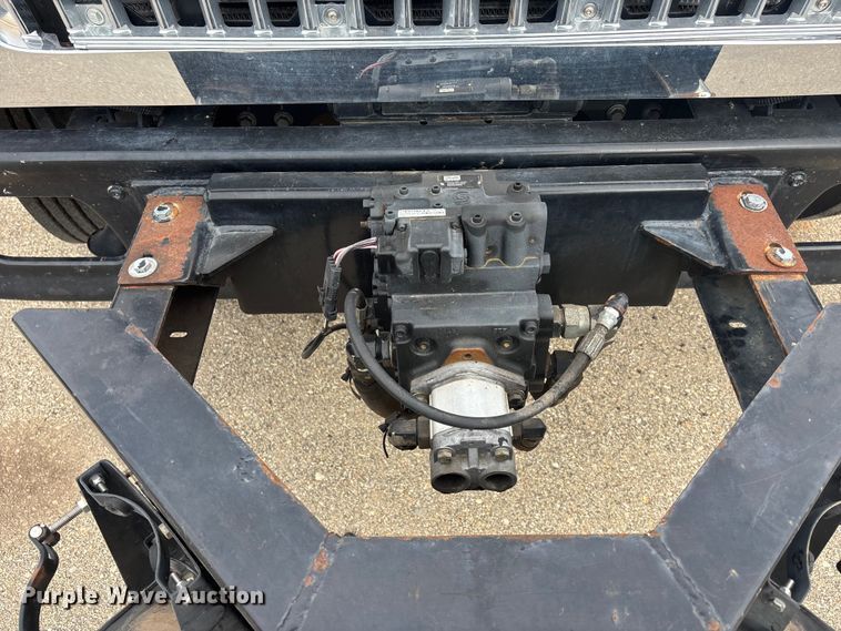 image for item FB0780 2007 International 7300 oil distributor truck