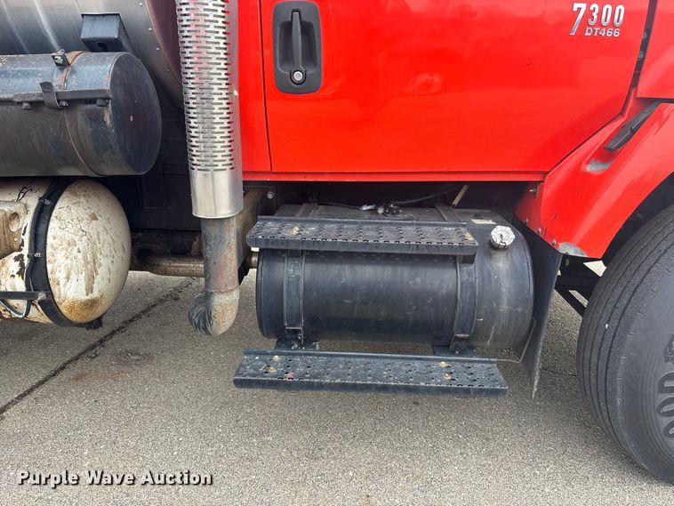 image for item FB0780 2007 International 7300 oil distributor truck