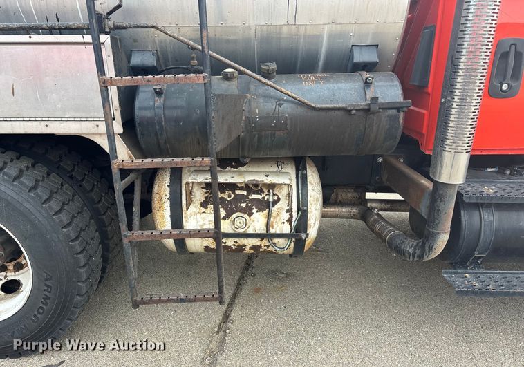 image for item FB0780 2007 International 7300 oil distributor truck