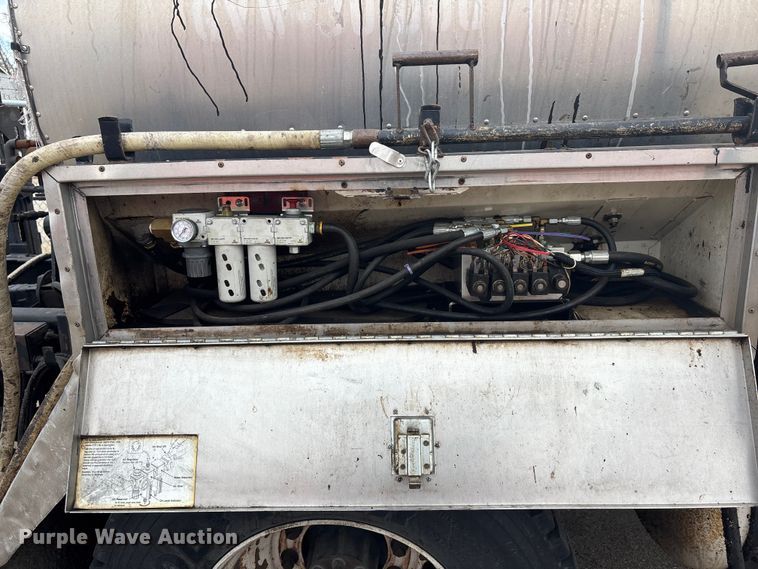 image for item FB0780 2007 International 7300 oil distributor truck