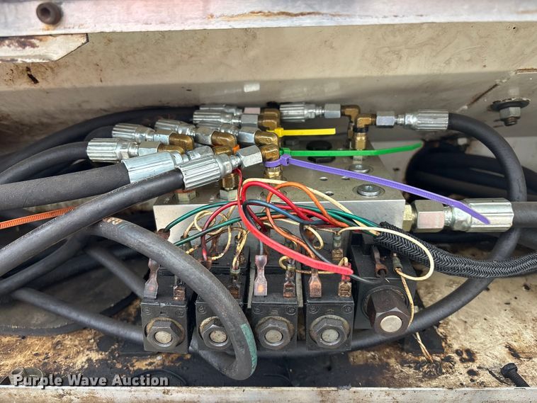 image for item FB0780 2007 International 7300 oil distributor truck