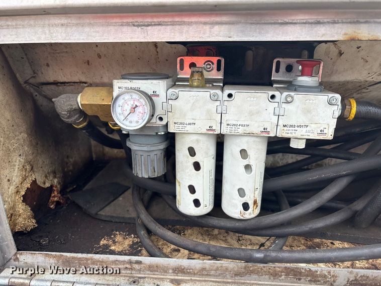 image for item FB0780 2007 International 7300 oil distributor truck