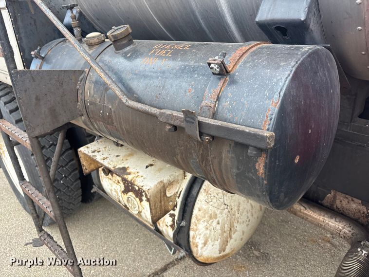 image for item FB0780 2007 International 7300 oil distributor truck