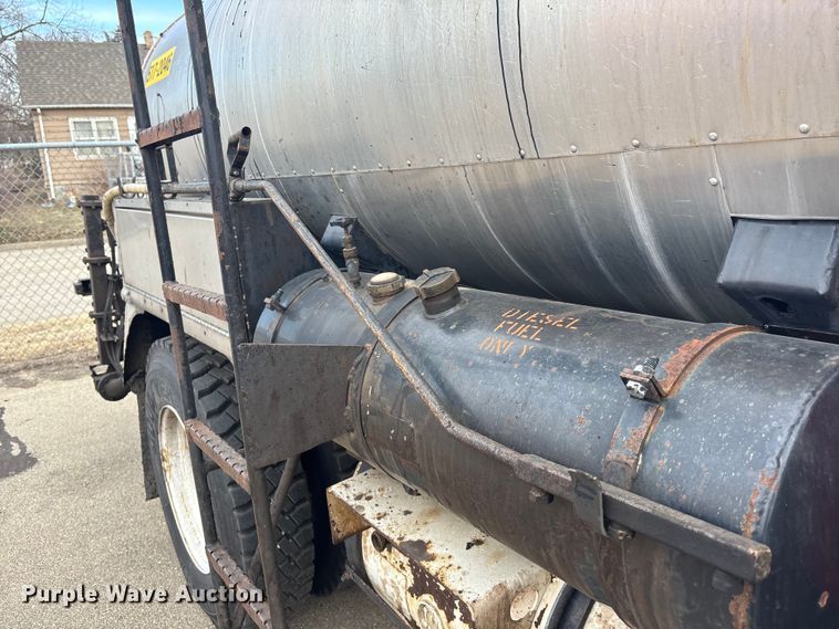 image for item FB0780 2007 International 7300 oil distributor truck