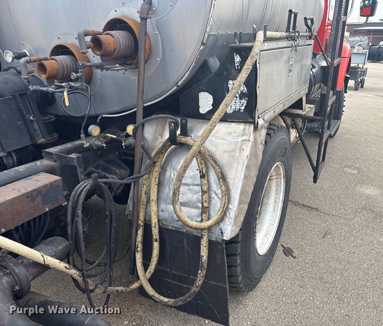 image for item FB0780 2007 International 7300 oil distributor truck