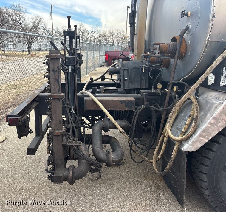 image for item FB0780 2007 International 7300 oil distributor truck