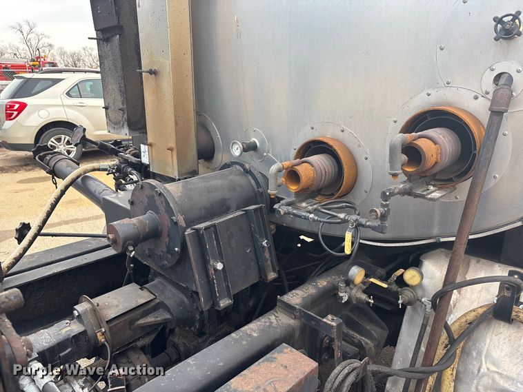 image for item FB0780 2007 International 7300 oil distributor truck