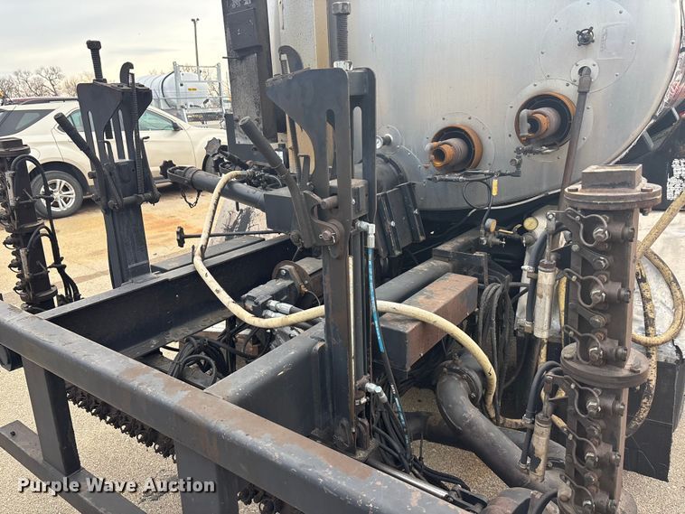 image for item FB0780 2007 International 7300 oil distributor truck