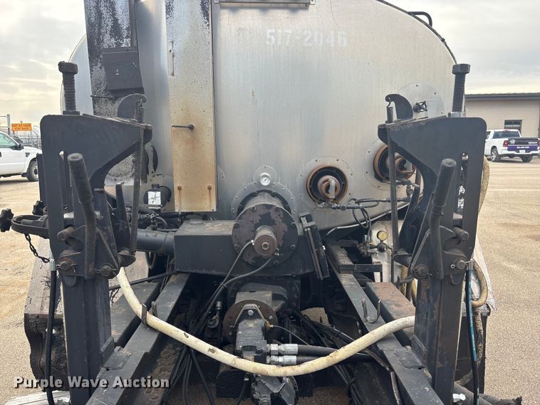 image for item FB0780 2007 International 7300 oil distributor truck