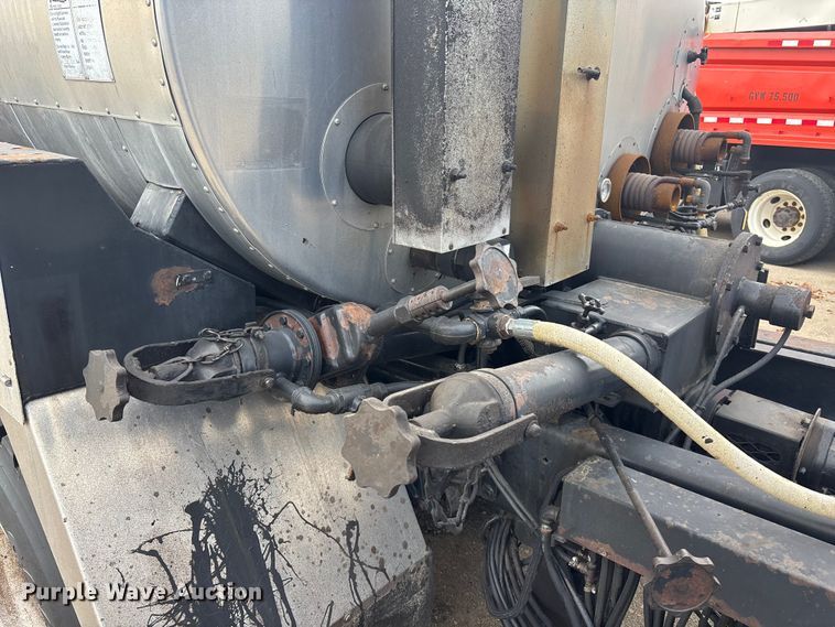 image for item FB0780 2007 International 7300 oil distributor truck