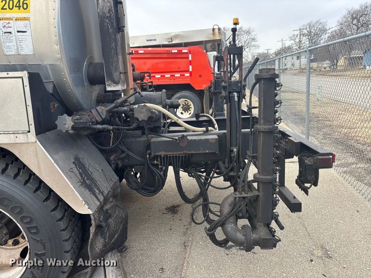 image for item FB0780 2007 International 7300 oil distributor truck