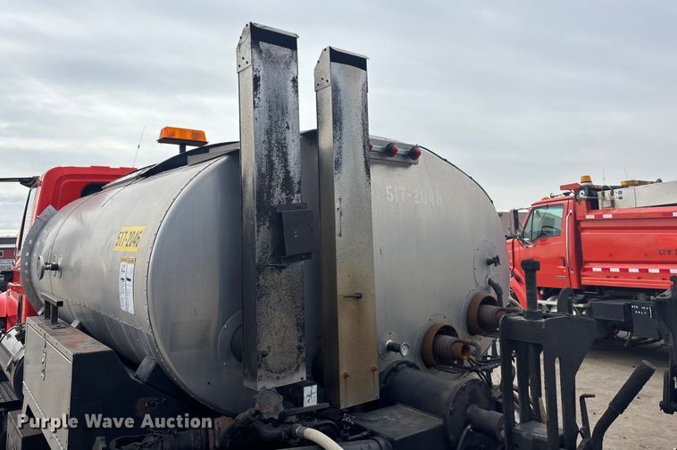 image for item FB0780 2007 International 7300 oil distributor truck