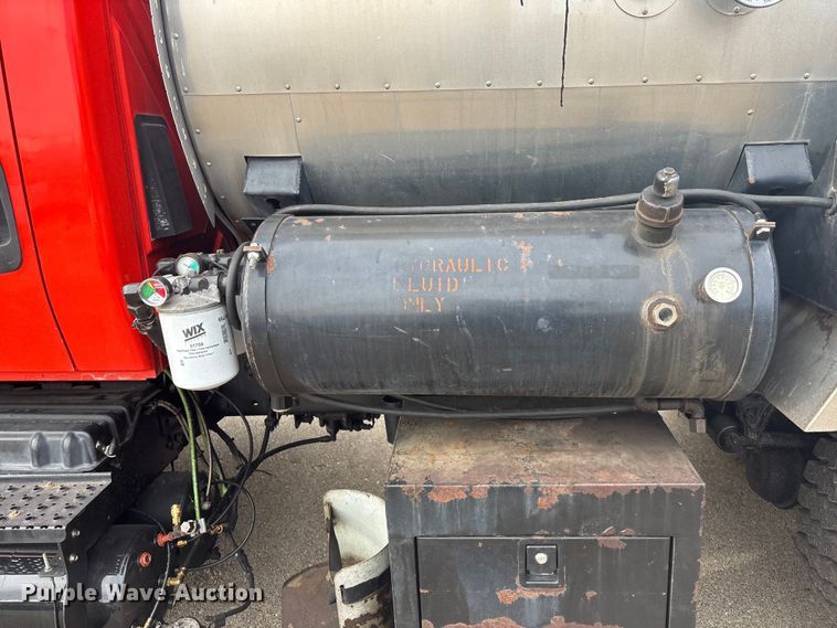 image for item FB0780 2007 International 7300 oil distributor truck