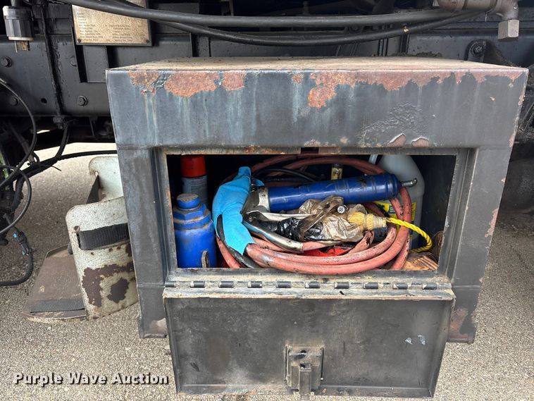 image for item FB0780 2007 International 7300 oil distributor truck