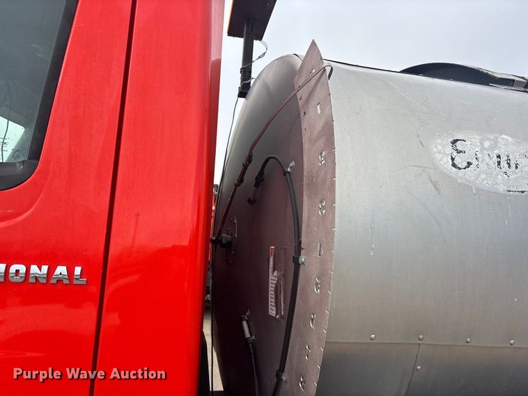 image for item FB0780 2007 International 7300 oil distributor truck