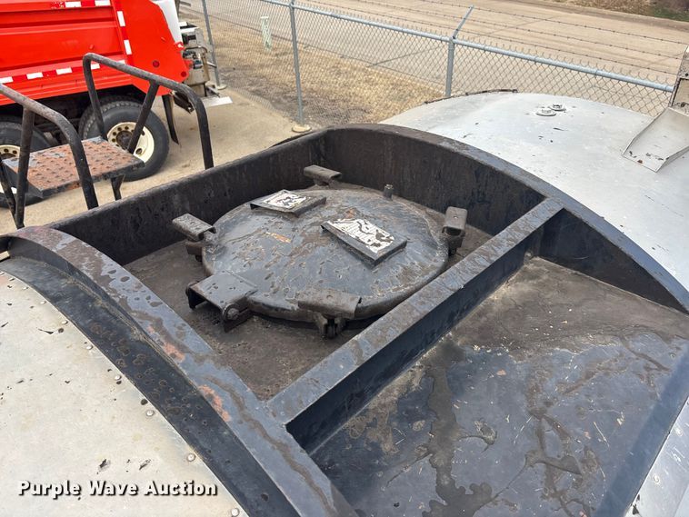 image for item FB0780 2007 International 7300 oil distributor truck