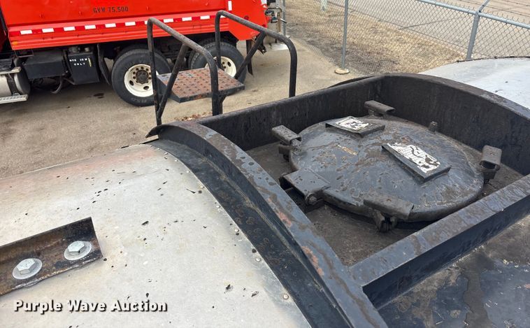 image for item FB0780 2007 International 7300 oil distributor truck