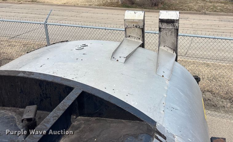 image for item FB0780 2007 International 7300 oil distributor truck