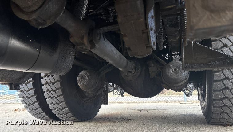 image for item FB0780 2007 International 7300 oil distributor truck