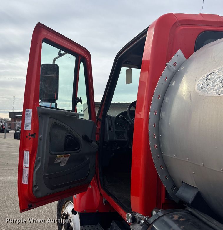 image for item FB0780 2007 International 7300 oil distributor truck