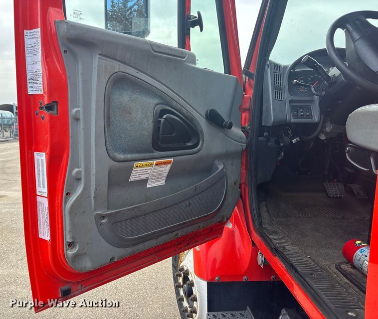 image for item FB0780 2007 International 7300 oil distributor truck