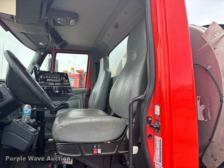 image for item FB0780 2007 International 7300 oil distributor truck