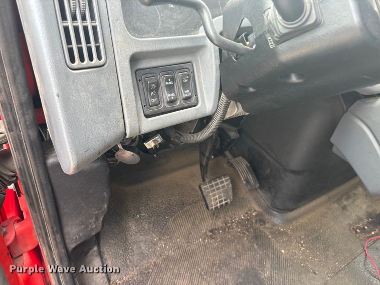 image for item FB0780 2007 International 7300 oil distributor truck