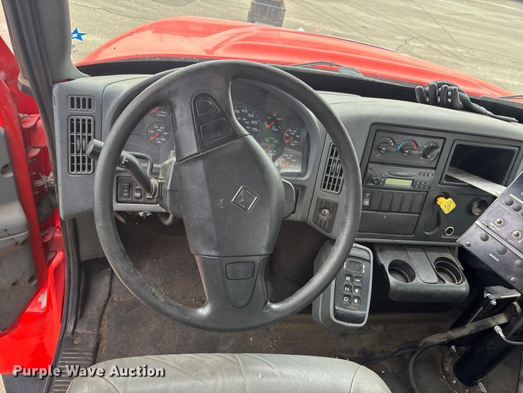 image for item FB0780 2007 International 7300 oil distributor truck