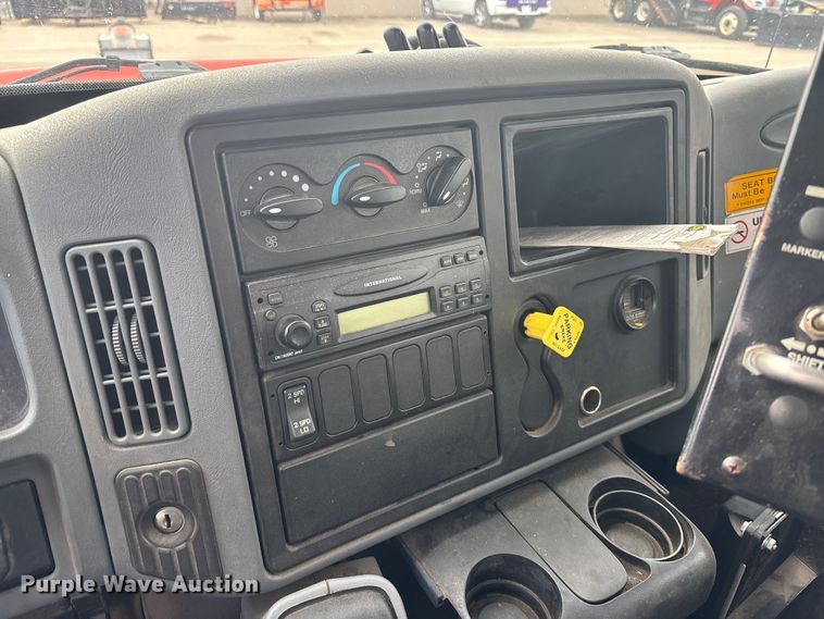 image for item FB0780 2007 International 7300 oil distributor truck