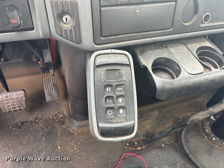 image for item FB0780 2007 International 7300 oil distributor truck