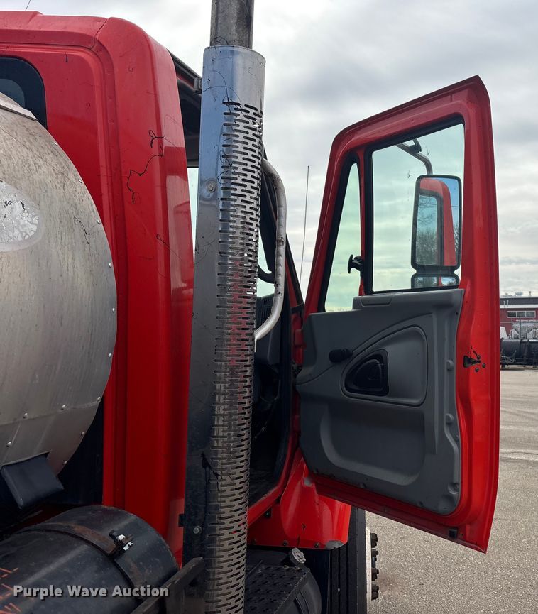 image for item FB0780 2007 International 7300 oil distributor truck