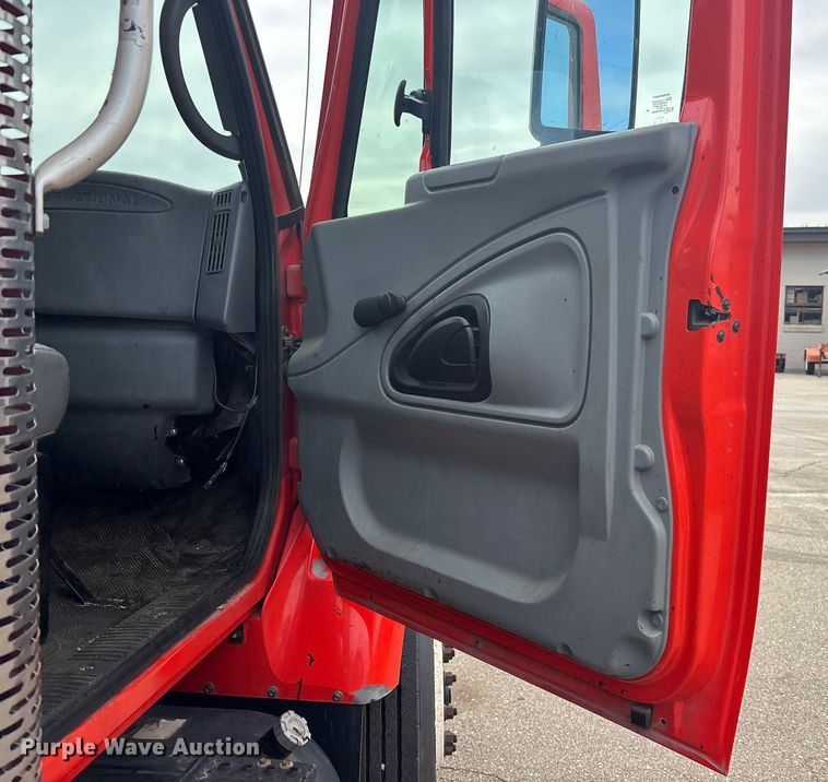 image for item FB0780 2007 International 7300 oil distributor truck